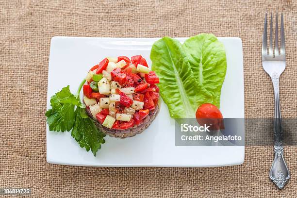 Rohe Thunfischtatar Mit Gemüse Und Dinkel Stockfoto und mehr Bilder von Bildschärfe - Bildschärfe, Dinkel, Essbare Verzierung