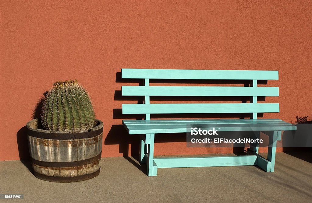 Cactus barril y turquesa de banco - Foto de stock de Aire libre libre de derechos