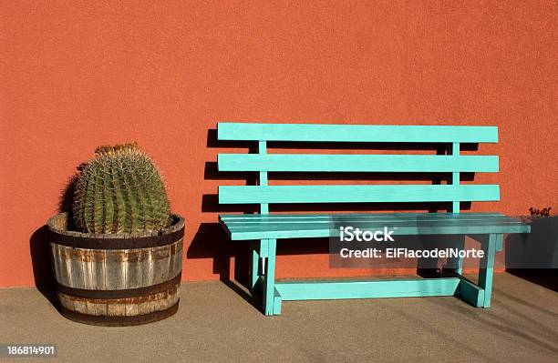Cactus Barril Y Turquesa De Banco Foto de stock y más banco de imágenes de Aire libre - Aire libre, Banco - Asiento, Cactus