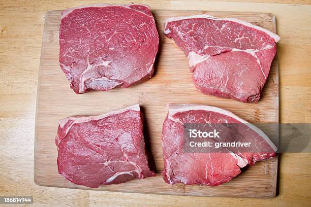 Foto de Filé De Carne Em Uma Tábua De Cortar e mais fotos de stock de Alimentação Saudável - Alimentação Saudável, Açougue, Bife