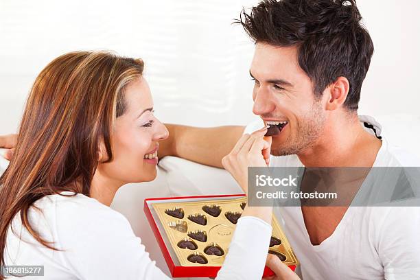Giovane Coppia Mangiare Caramelle Al Cioccolato - Fotografie stock e altre immagini di Cioccolato - Cioccolato, San Valentino - Festività pubblica, Relazione di coppia