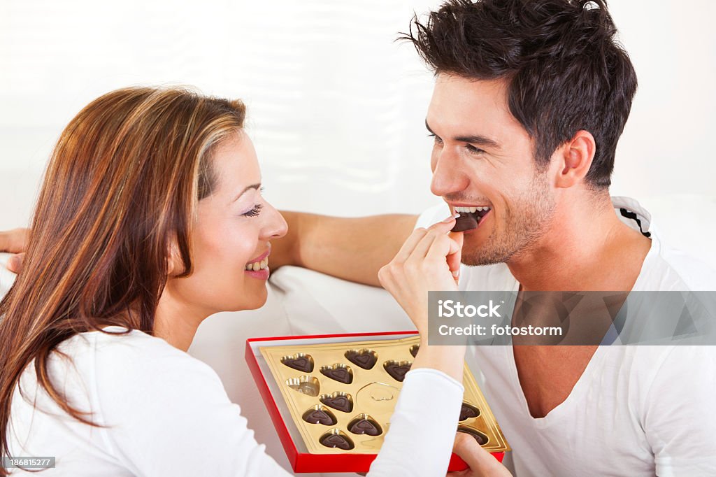 젊은 커플입니다 식사 초콜릿 캔디 - 로열티 프리 초콜릿 스톡 사진