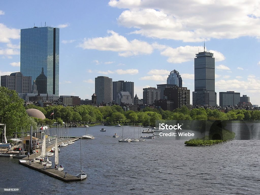 Horizonte de Boston Harbor com barco à vela - Foto de stock de John Hancock Tower - Boston royalty-free