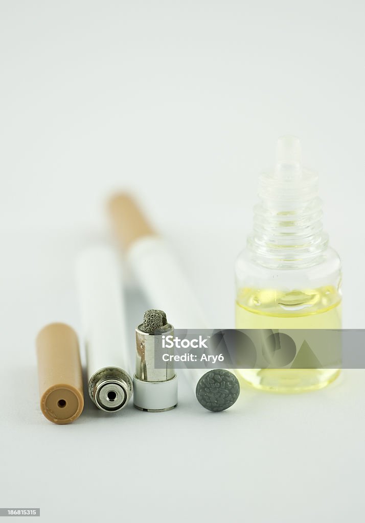 Una sigaretta elettronica isolato su bianco, alternativa al tabacco - Foto stock royalty-free di Attrezzatura