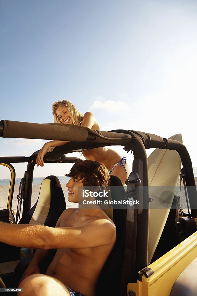 Menino com sua amiga de jipe em férias - Foto de stock de Excursão - Viagem royalty-free