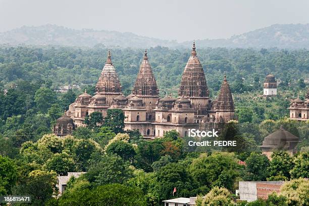 Cenotaphs In Orchha India - Fotografie stock e altre immagini di Orchha - Orchha, India, Palazzo Reale