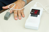 hendheld-puls-oximeter-patient-im-arzt-die-tests.jpg?b=1&s=170x170&k=20&c=-hIqXXn9Mn25388O2eFmqPKbQViCtL7u3ZzR7uJhDc0=