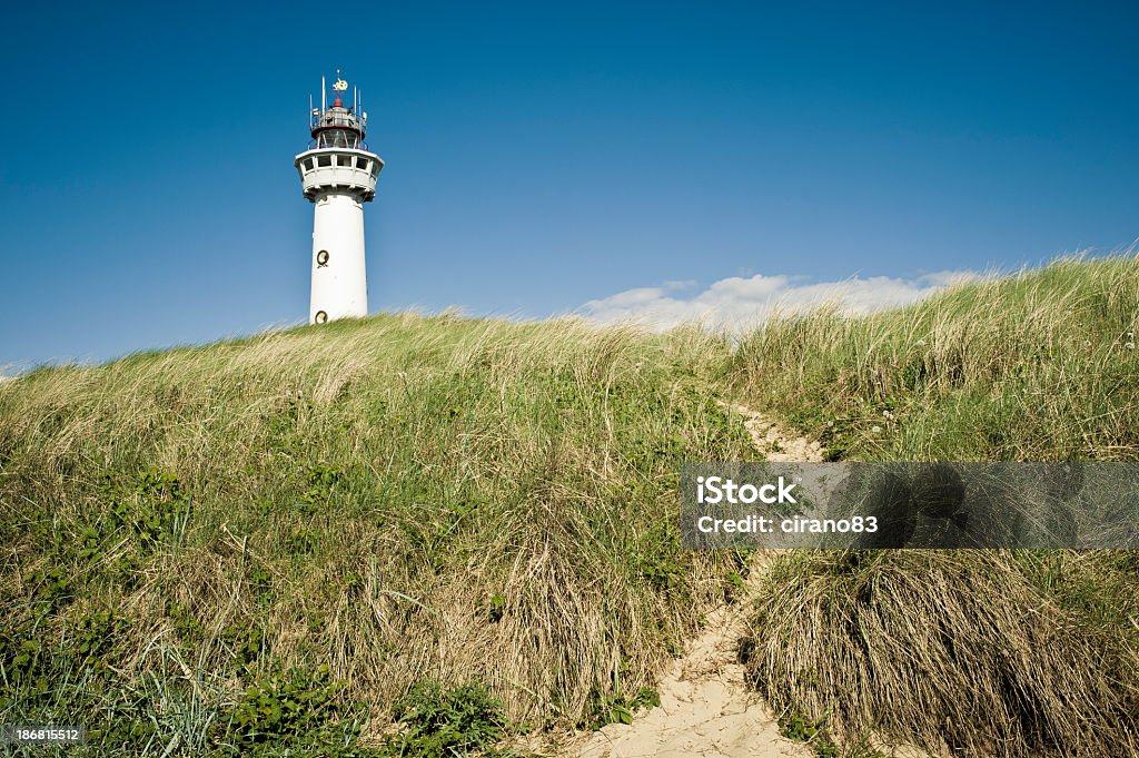 Promenade à travers les champs en direction de Lighthouse, Pays-Bas - Photo de Aller de l'avant libre de droits