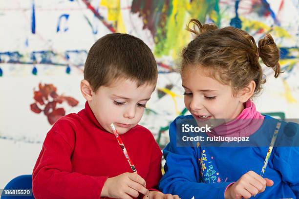 Adoráveis Crianças A Pintura E Desenho - Fotografias de stock e mais imagens de 4-5 Anos - 4-5 Anos, Aluno da Escola Primária, Aluno de Jardim de Infância