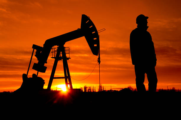엔진오일 pumpjack 및 인부 - oil pump oil industry alberta equipment 뉴스 사진 이미지