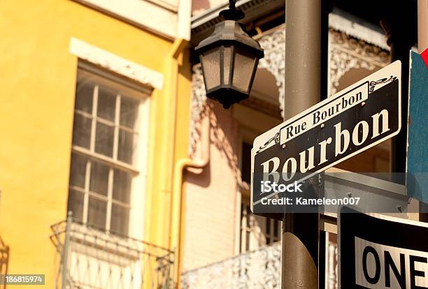 Odkryty Się Na Ulicy Bourbon Street - zdjęcia stockowe i więcej obrazów Bourbon Street - Nowy Orlean - Bourbon Street - Nowy Orlean, Nowy Orlean, Dzielnica Francuska