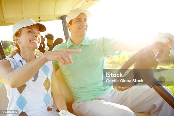 Jazda W Dół W Polu Golfowym - zdjęcia stockowe i więcej obrazów Golf - Sport - Golf - Sport, Czynność, Człowiek dojrzały
