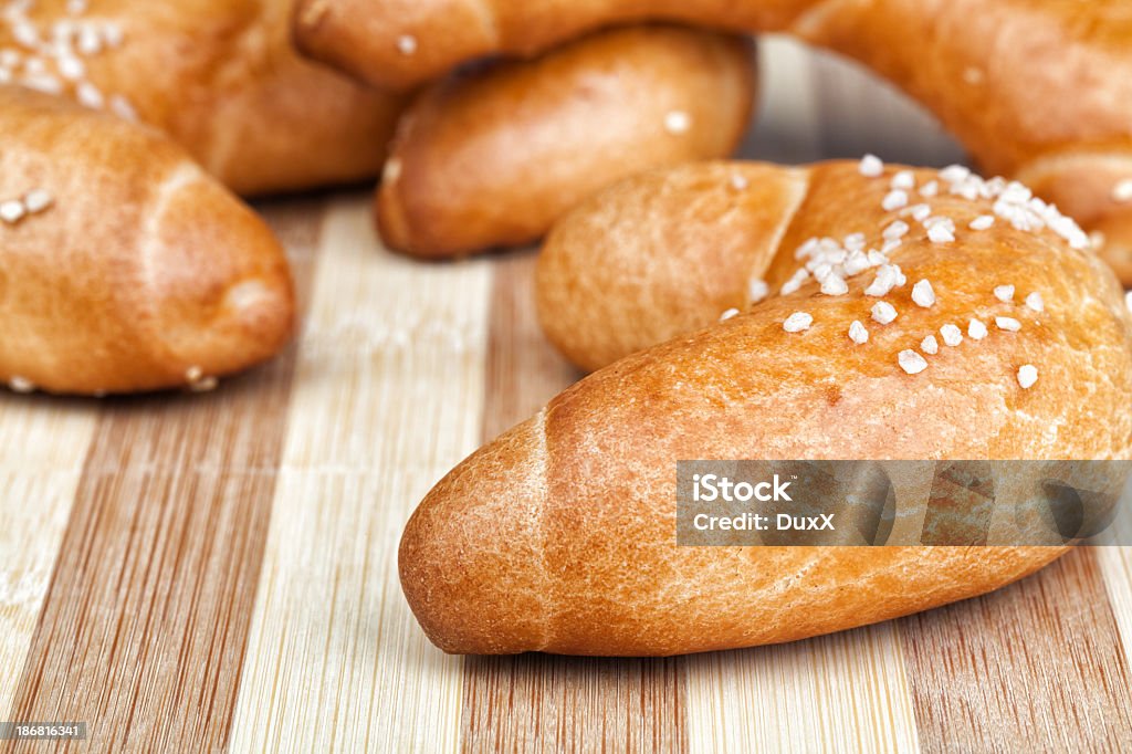 Zbliżenie rolek z Olej sezamowy i sól sztuk - Zbiór zdjęć royalty-free (Bochenek chleba)