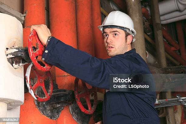 Photo libre de droit de Chaudière Chambreaction Travailleur banque d'images et plus d'images libres de droit de Turbine à gaz - Turbine à gaz, Adulte, Casque