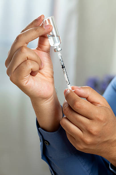 encher a seringa com a dose - insulin vial diabetes syringe imagens e fotografias de stock