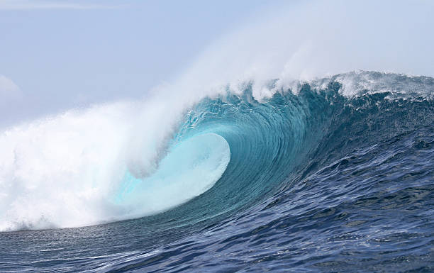big blue wave - ola barril fotografías e imágenes de stock