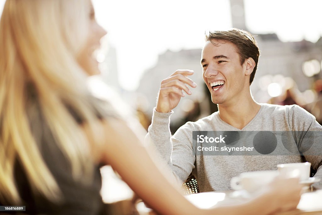 Hermosa pareja sentada en un café. - Foto de stock de A la moda libre de derechos