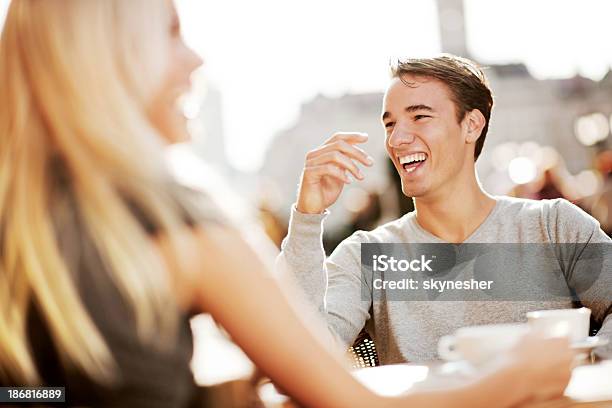 Hermosa Pareja Sentada En Un Café Foto de stock y más banco de imágenes de A la moda - A la moda, Adolescencia, Adolescente