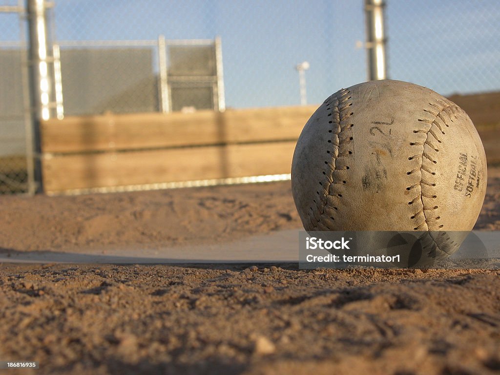 Softball auf Homeplate - Lizenzfrei Baseball Stock-Foto