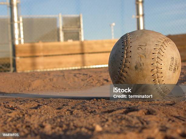 Softball Auf Homeplate Stockfoto und mehr Bilder von Baseball - Baseball, Baseball-Spielball, Baseballfeld