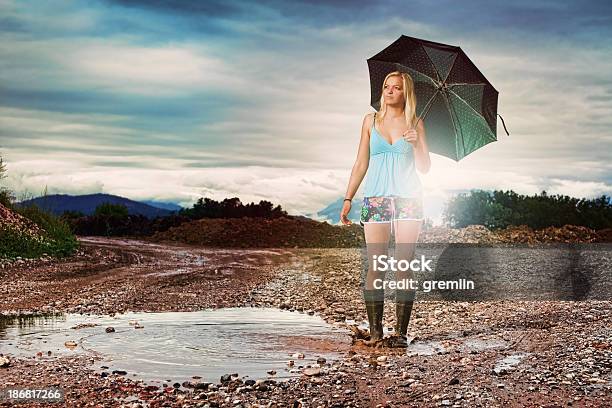 Photo libre de droit de Fille Dans La Boue Contre Le Coucher De Soleil banque d'images et plus d'images libres de droit de Adolescence - Adolescence, Adolescent, Adulte