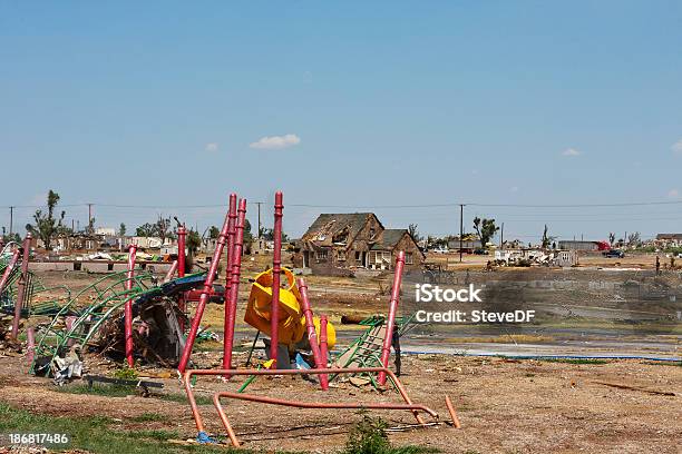 Tornado Dañado Patio De Juegos Y Alrededores Foto de stock y más banco de imágenes de Joplin - Joplin, Parque infantil, Roto