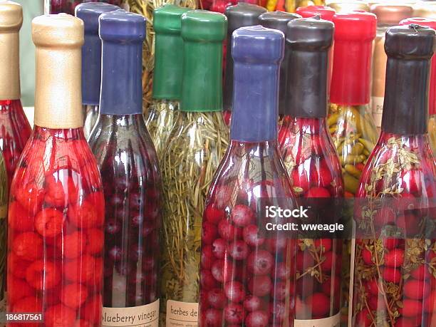 Botellas De Color Foto de stock y más banco de imágenes de Vinagre - Vinagre, Botella, Frambuesa