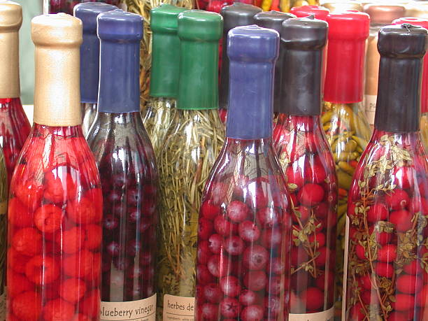 bouteilles de couleur - vinegar bottle raspberry fruit photos et images de collection