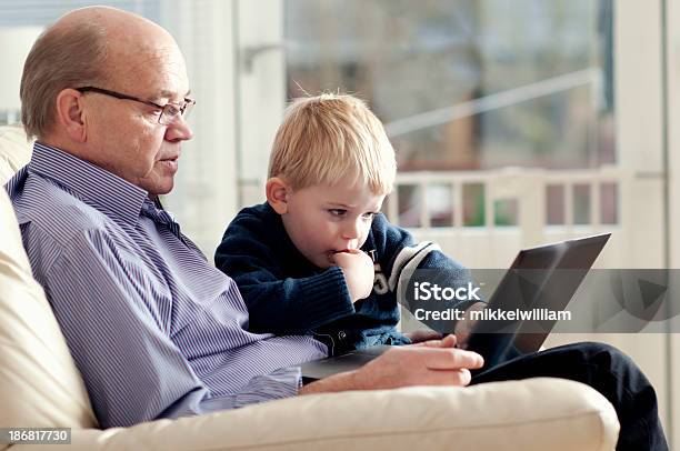 Nieto Muestra Abuelo Cómo Utilizar Un Pc Foto de stock y más banco de imágenes de Nietos - Nietos, Tercera edad, Videojuego