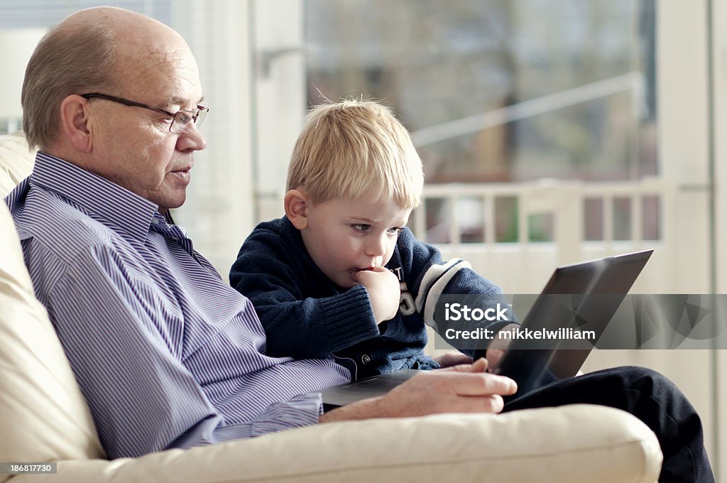 Wnuk pokazuje Dziadek, jak korzystać z komputera - Zbiór zdjęć royalty-free (Gra wideo)