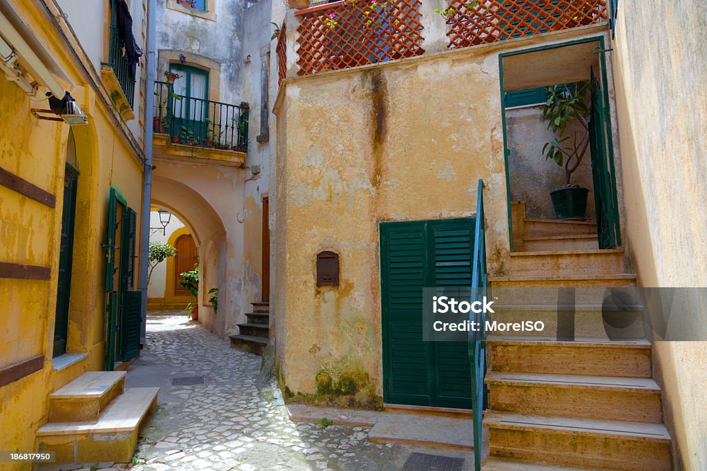 Włoski Village Alley z drzwi i czynności - Zbiór zdjęć royalty-free (Apulia)