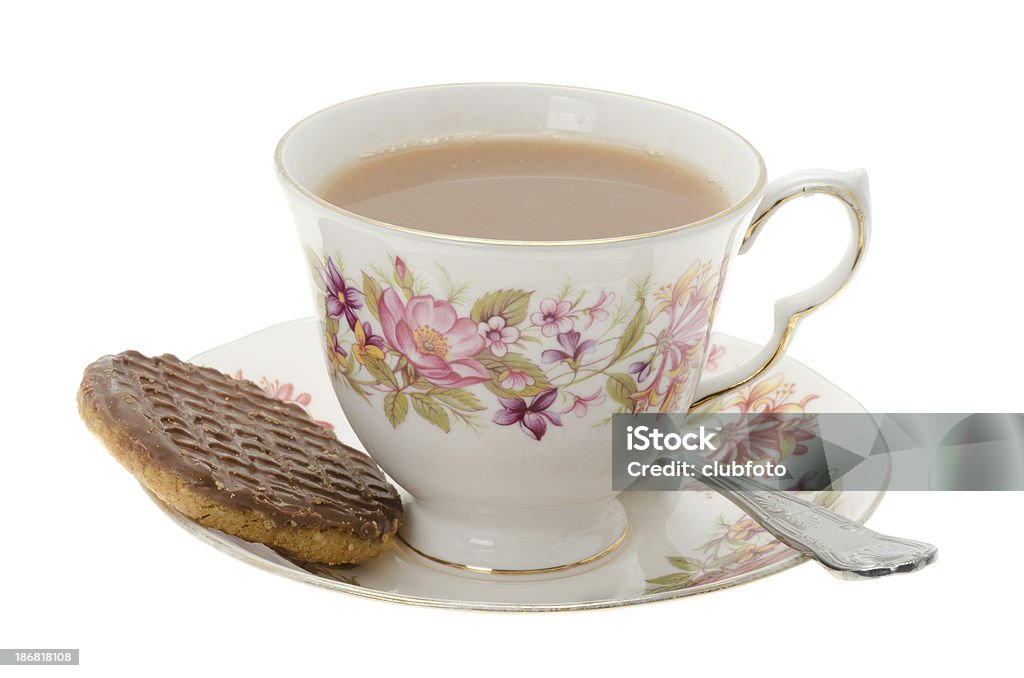 Taza de té con una galleta de chocolate - Foto de stock de Chocolate libre de derechos