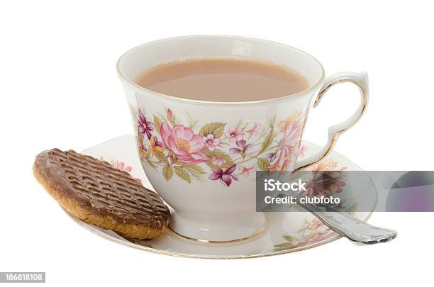 Taza De Té Con Una Galleta De Chocolate Foto de stock y más banco de imágenes de Chocolate - Chocolate, Comidas y bebidas, Cuchara