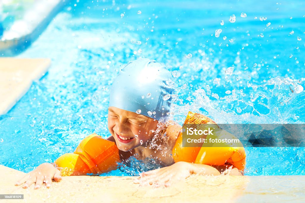 Happy Little Boy en la piscina - Foto de stock de Actividad libre de derechos