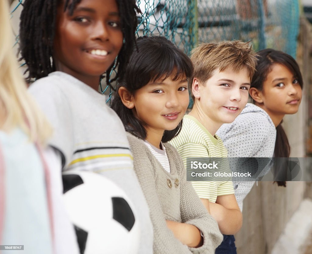 Chicos y chicas felices de pie juntos - Foto de stock de 10-11 años libre de derechos