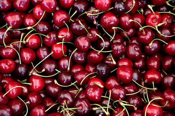 cerezas - farmers market fruit market berry fruit fotografías e imágenes de stock