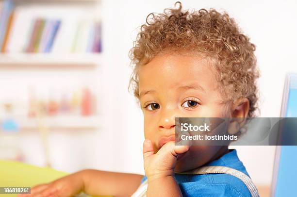 Foto de Closeup Vista De Um Bebê Criança Pequena Biracial Causa Seu Dedo e mais fotos de stock de 12-17 meses