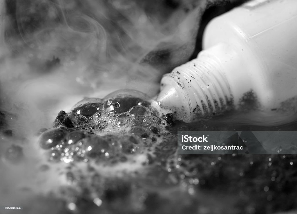Botella de plástico con ácido derramado - Foto de stock de Ácido libre de derechos