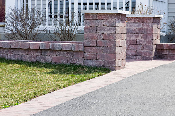 保持玄関のレンガの壁 - landscaped retaining wall wall stone ストックフォトと画像