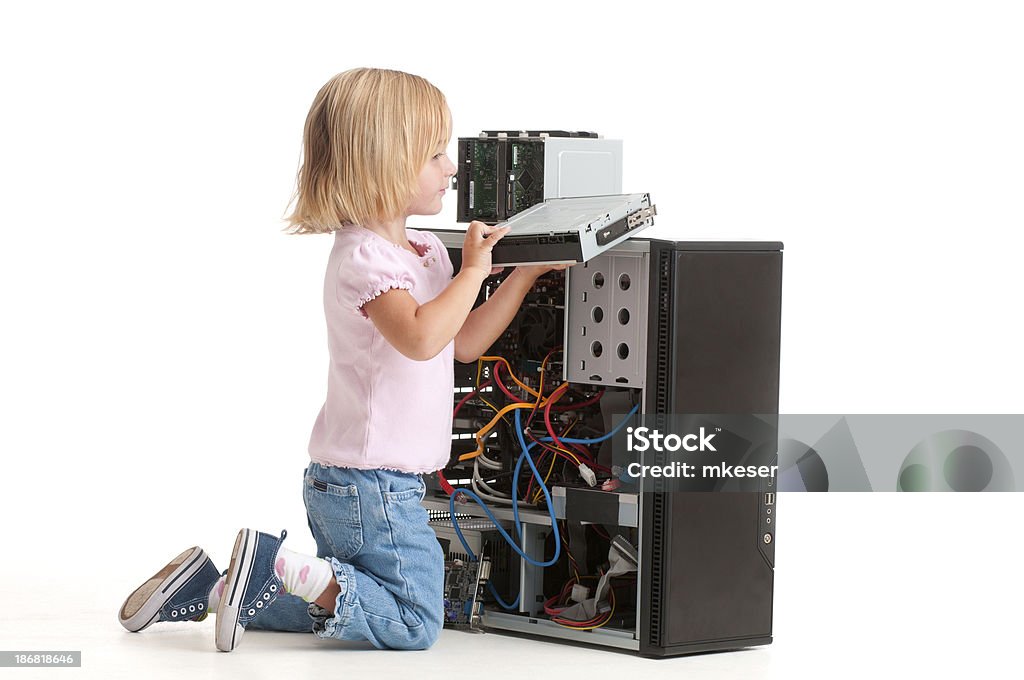 Garota kneels ao lado de um computador. - Foto de stock de Ajoelhar royalty-free