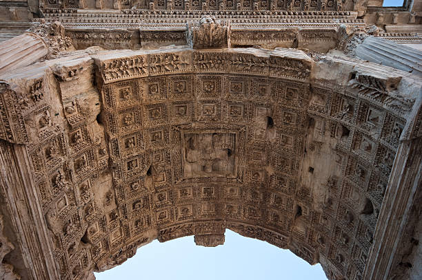 арка тита отделкой - arch of titus стоковые фото и изображения