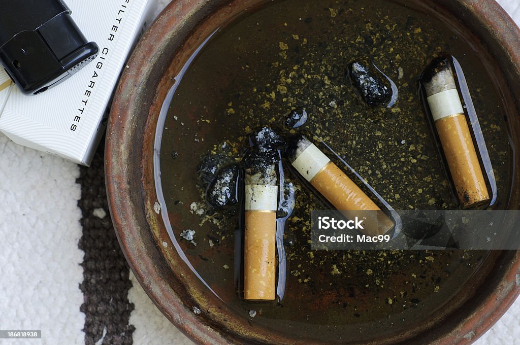 Utilisé Cigarettes au-dessus de - Photo de Antihygiénique libre de droits