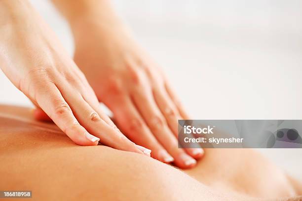 Hände Giving Back Massage Stockfoto und mehr Bilder von Massieren - Massieren, Männer, Aromatherapie