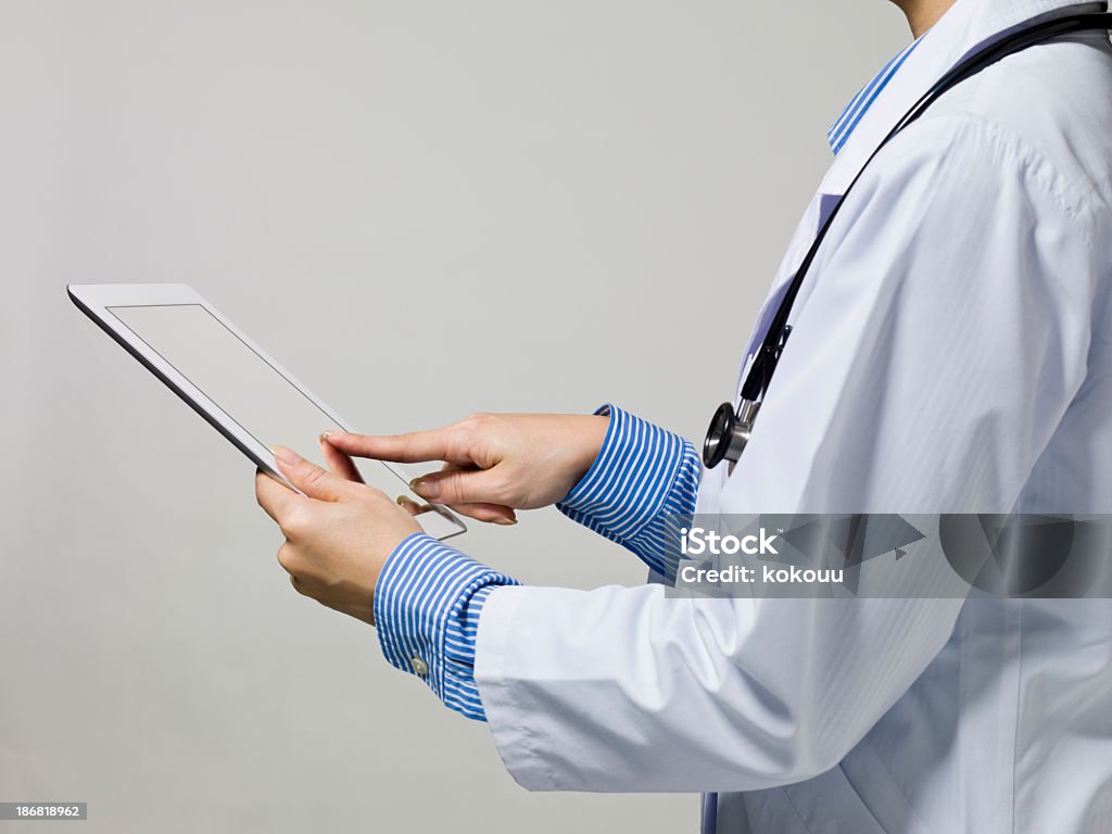 Врачи рассмотреть с использованием mobile tablet PC - Стоковые фото Electronic Medical Record роялти-фри