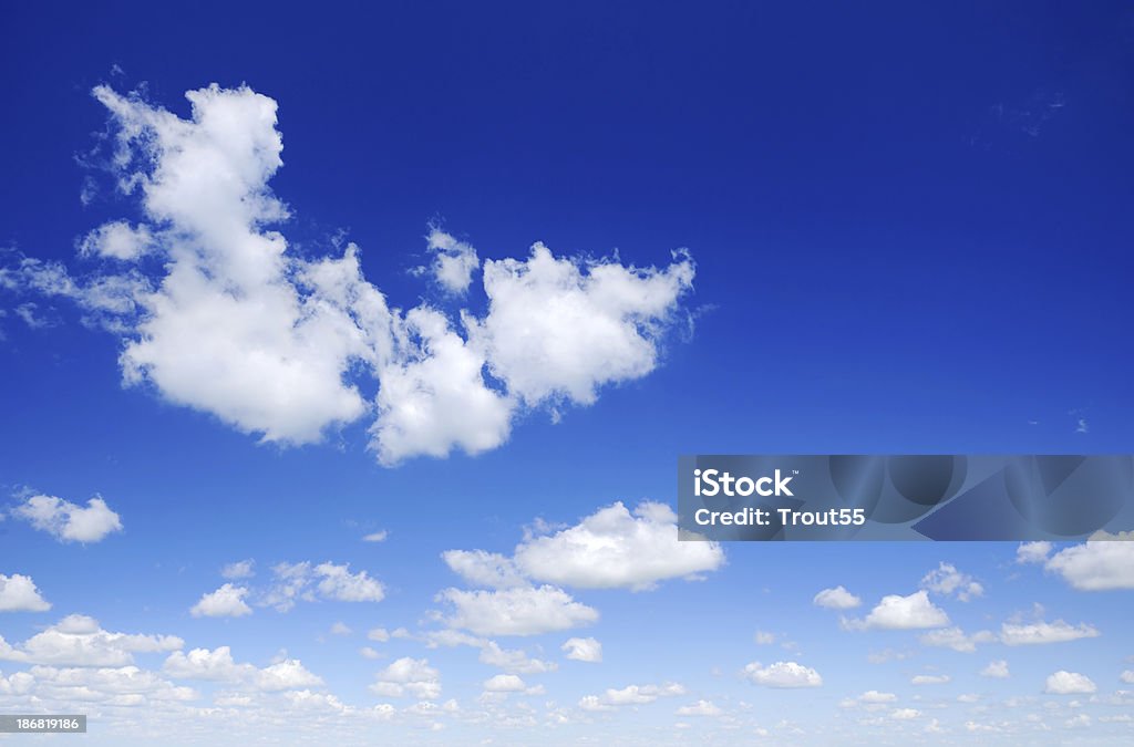 青空と白い雲には、下にスクロールする - ふわふわのロイヤリティフリーストックフォト