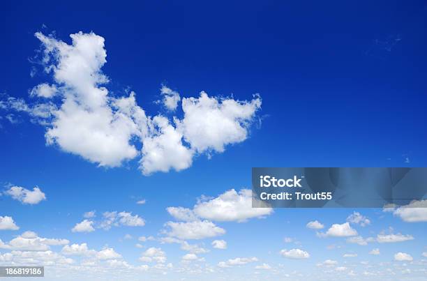 Céu Azul E Nuvens Brancas Desloque Para Baixo Para Mais - Fotografias de stock e mais imagens de Ao Ar Livre