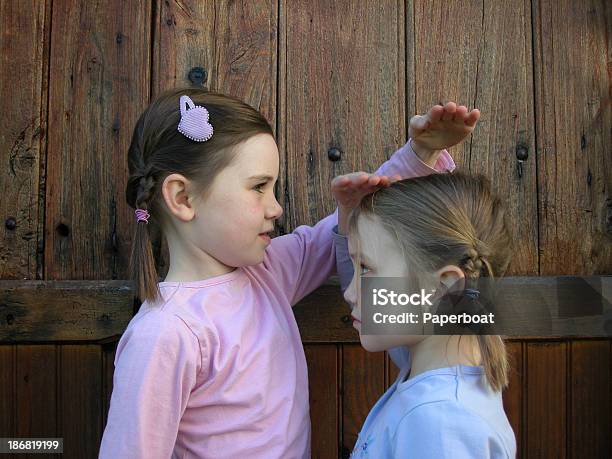 Photo libre de droit de Différence De Hauteur banque d'images et plus d'images libres de droit de Taille humaine - Taille humaine, Enfant, Élevé