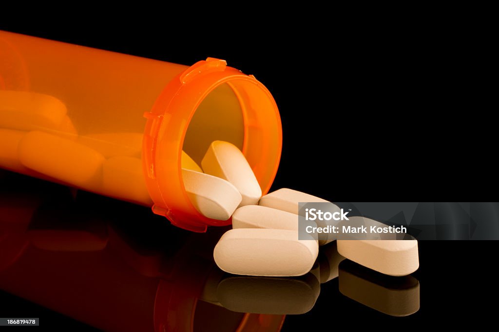 Pílulas e Frasco de Comprimidos - Foto de stock de Analgésico royalty-free