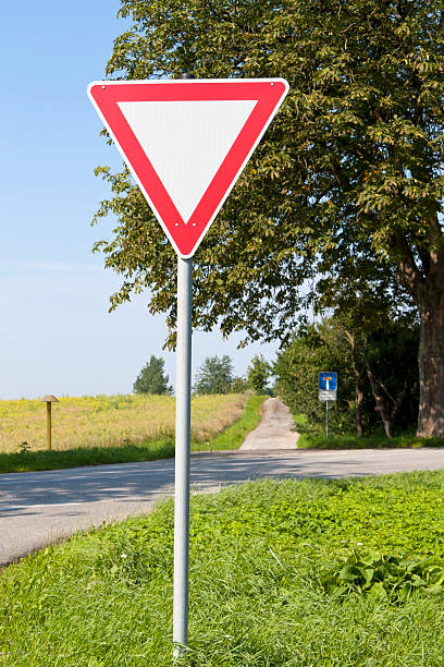 приоритет право, дорожный знак. - right of way стоковые фото и изображения