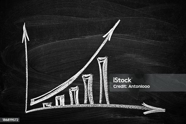 Gráfico De Negócios - Fotografias de stock e mais imagens de Quadro Negro - Quadro Negro, Crescimento, Atuação